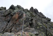 Steine treffen Kopf – Kletterhelm bewahrt Bergsteiger(19) vor schweren Verletzungen