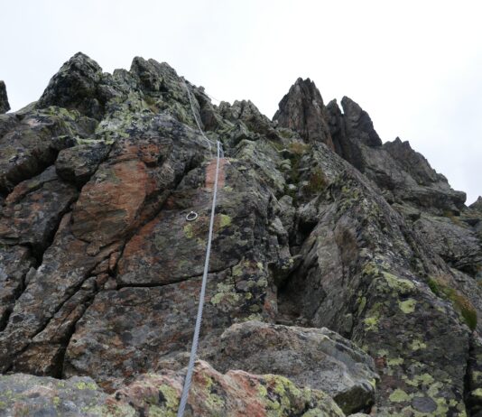Steine treffen Kopf – Kletterhelm bewahrt Bergsteiger(19) vor schweren Verletzungen