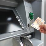Bargeld im Bankomaten vergessen – Polizei bittet um Hinweise