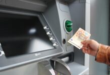 Bargeld im Bankomaten vergessen – Polizei bittet um Hinweise