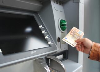 Bargeld im Bankomaten vergessen – Polizei bittet um Hinweise