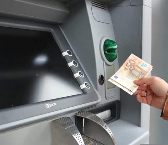 Bargeld im Bankomaten vergessen – Polizei bittet um Hinweise