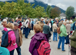 117 Senioren beim Bezirkswandertag am Weissensee