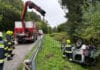 Pkw landet auf dem Dach im Bachbett – mehrere Feuerwehren im Einsatz