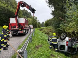 Pkw landet auf dem Dach im Bachbett – mehrere Feuerwehren im Einsatz