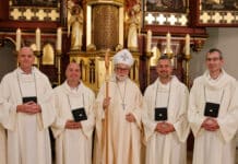 Bischof Marketz weiht vier Männer zu Ständigen Diakonen und einen Priesteramtskandidaten zum Diakon