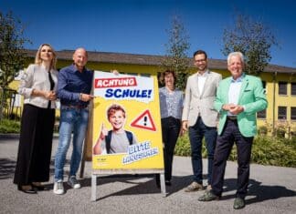 „Achtung Schule“: Mit Plakataktion zu mehr Aufmerksamkeit im Straßenverkehr