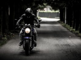 Mit 136 statt 70 km/h unterwegs – Rasante Motorradfahrt endet mit Führerscheinentzug