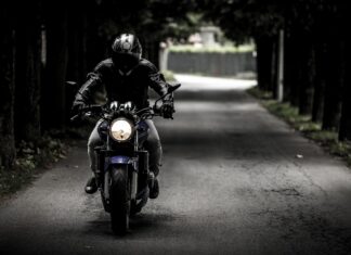 Mit 136 statt 70 km/h unterwegs – Rasante Motorradfahrt endet mit Führerscheinentzug