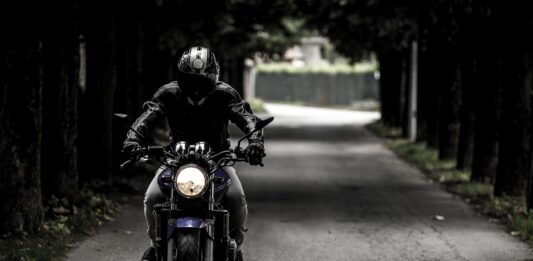 Mit 136 statt 70 km/h unterwegs – Rasante Motorradfahrt endet mit Führerscheinentzug