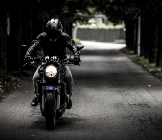 Mit 136 statt 70 km/h unterwegs – Rasante Motorradfahrt endet mit Führerscheinentzug