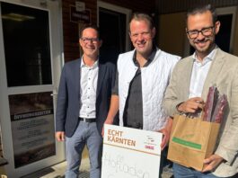 Wirtschaftslandesrat Schuschnig besucht Gailtaler Speckbauer Johannes Smole