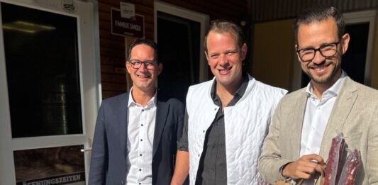 Wirtschaftslandesrat Schuschnig besucht Gailtaler Speckbauer Johannes Smole