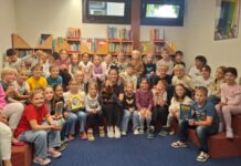 Sonja Kaiblinger begeistert junge Bücherfans in der Stadtbibliothek