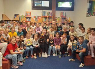 Sonja Kaiblinger begeistert junge Bücherfans in der Stadtbibliothek
