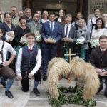 Landwirtschaftskammer und Landjugend überreichen Erntekrone an die Kärntner Landesregierung