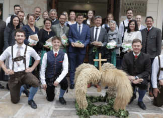 Landwirtschaftskammer und Landjugend überreichen Erntekrone an die Kärntner Landesregierung