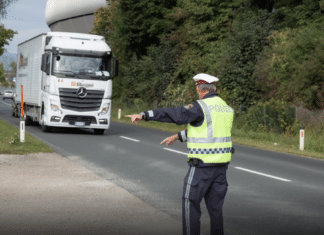 24 schwere Mängel: Rumänischer Sattelzug in Arnoldstein aus dem Verkehr gezogen