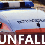 Pkw prallt gegen Zugmaschine: Traktor kippt um, beide Lenker (21, 24) verletzt