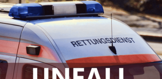 Pkw prallt gegen Zugmaschine: Traktor kippt um, beide Lenker (21, 24) verletzt