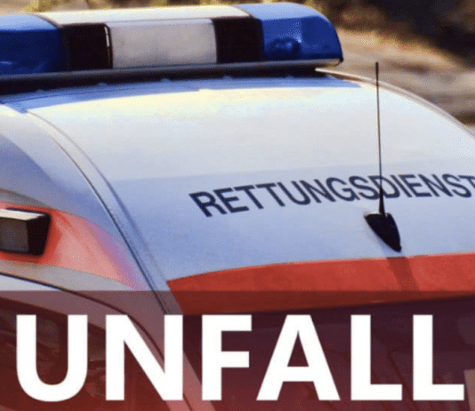 Pkw prallt gegen Zugmaschine: Traktor kippt um, beide Lenker (21, 24) verletzt
