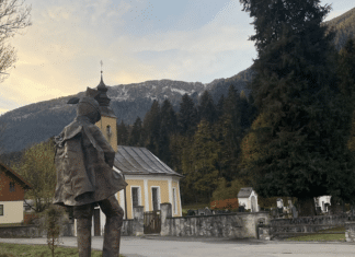 Historische Ulanen-Skulptur findet neue Heimat in Mauthen