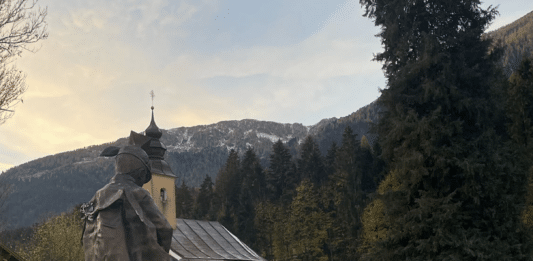 Historische Ulanen-Skulptur findet neue Heimat in Mauthen
