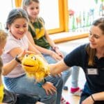 Glitzi und Berta machen die Kinder im Kindergarten Pressegger See sichtbar