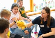 Glitzi und Berta machen die Kinder im Kindergarten Pressegger See sichtbar